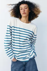 Camiseta de manga larga con diseño a rayas horizontales en color marrón sobre base color crudo, con cuello redondo y corte regular fit.