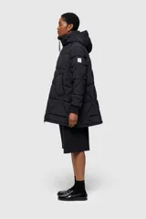 Campera blanca acolchada con capucha, cierre frontal con cremallera y bolsillos laterales.