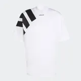 Remera Adidas de estilo retro inspirada en los años 90, con corte holgado y cuello en pico. Presenta un diseño blanco con tres franjas negras diagonales sobre el hombro derecho y logo de la marca bordado en el centro del pecho.
