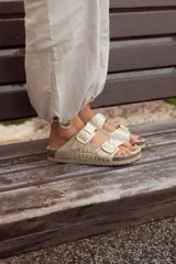 Sandalias de cuero color beige con estampado croco, dos hebillas doradas ajustables y plantilla anatómica.