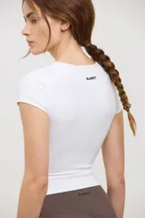 Remera tipo baby tee de calce ajustado al cuerpo, con cuello redondo y mangas cortas. Confeccionada en tejido ultra liviano y suave con compresión media.