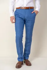 Pantalón de lino azul, de corte clásico y recto, con bolsillos laterales y trabillas para cinturón.