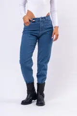 Pantalón de jean estilo mom fit, de tiro alto y corte recto con ajuste relajado en las piernas.