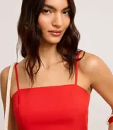 Blusa de twill color rojo, de corte peplum, con escote cuadrado y tirantes finos.