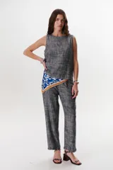 Pantalón de vestir azul de corte recto.