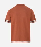 Camisa de punto jacquard color naranja, con cuello solapa, manga corta y cierre frontal con botones. Presenta detalles de rayas horizontales en contraste en el ruedo y en los puños de las mangas.