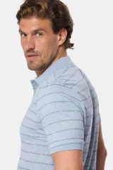 Remera polo blanca con rayado multicolor y manga corta.