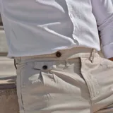 Pantalón de vestir azul marino con pinzas, corte slim fit, bolsillos laterales y traseros.