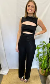 Pantalón palazzo negro con lentejuelas, cintura alta y piernas anchas.