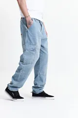 Jean cargo negro de tiro medio, con pasacinto, bolsillos laterales y bolsillos cargo con solapa en los muslos.