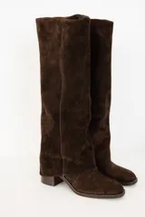 Bota de caña alta de gamuza color marrón, con diseño volcado y taco cuadrado.