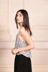 Top de fiesta con lentejuelas multicolores y breteles finos.