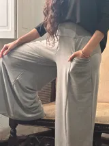 Conjunto compuesto por un pantalón palazzo de tiro alto con bolsillos laterales y faja ancha en la cintura, y un remerón de manga tres cuartos. Ambas prendas confeccionadas en tejido de viscosa con spandex.