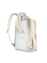 Mochila de formato cuadrado, color azul marino, con múltiples compartimentos frontales con cierre. Posee un asa superior para llevarla de mano.