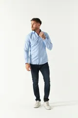 Camisa blanca de hombre, de corte slim, con cuello italiano y logo bordado.