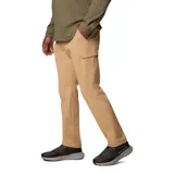 Pantalón de senderismo color beige, de corte recto y diseño funcional. Cuenta con múltiples bolsillos utilitarios con cierre y velcro, presilla para mosquetón y cintura ajustable con cordón interno o externo.