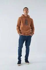 Buzo canguro azul marino con capucha ajustable, bolsillo canguro, fit regular, arte estampado en relieve, logo en goma y composición de 80% algodón y 20% poliéster.