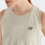 Musculosa New Balance Essentials Heathertech, color beige claro, con cuello redondo y logo NB pequeño en el pecho.