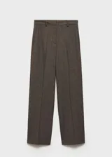 Pantalon de vestir color marrón, de corte recto y tiro medio, con bolsillos laterales y cierre oculto. Presenta una textura fluida y costuras frontales marcadas.