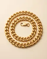 Collar de cadena de eslabones cubanos gruesos con acabado dorado.