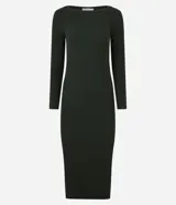 Vestido midi de punto acanalado de la marca Marfinno, color negro, de corte ajustado, con cuello barco y mangas largas.