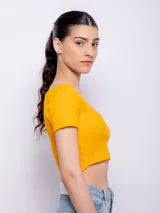 Top corto color amarillo, de mangas cortas y escote redondo.