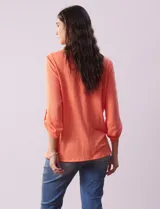 Blusa amarilla de manga 3/4 con escote en V y bordado multicolor. Largo de manga regulable con presilla y botón. Marca Ruby Rd.