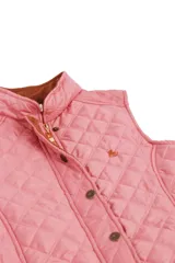 Chaleco beige capitoneado con cierre frontal y cuello de pana marrón.