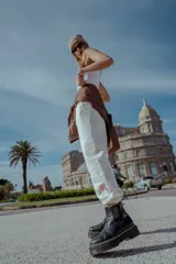 Pantalón de jogging color crudo, confeccionado en frisa, con bolsillos laterales, cintura y botamanga elastizadas.