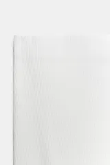 Falda midi tubo de punto color blanco, de corte recto y cintura elástica.
