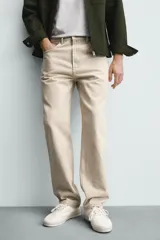 Pantalón jeans de corte recto y tiro medio, confeccionado en denim de algodón color beige con efecto lavado, bolsillos clásicos y cierre frontal con cremallera y botón.