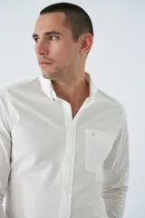 Camisa de hombre en tejido cloqué color rosa claro, corte semi slim, con logo bordado, bolsillo y manga larga.
