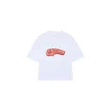 Remera oversize blanca de manga corta, con cuello redondo y estampado frontal con el logo de la marca en tonos bordó y salmón.