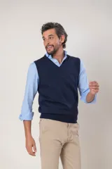 Chaleco de punto con cuello en V, confeccionado en lana merino, de diseño clásico y ajuste regular.
