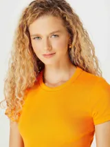 Blusa de manga corta y cuello redondo, confeccionada en tejido de punto elástico de color naranja vibrante, con un ajuste al cuerpo.
