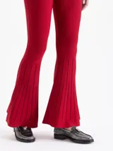 Pantalon de tejido de punto color rojo, con ajuste al cuerpo y botamanga ancha tipo oxford con detalle de pliegues verticales.