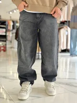 Pantalón de jean baggy color celeste claro, de corte ancho y estilo urbano.