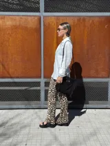 Bandolera negra de cuero con forro interno de tela.