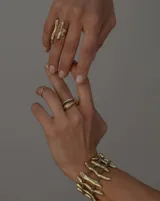 Anillo plateado con diseño abstracto y abierto, realizado en alpaca.