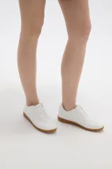 Zapatillas urbanas con estampado animal print de leopardo, cordones al tono y detalles de franjas laterales en color negro. Presentan suela de goma color caramelo y cuello acolchado.