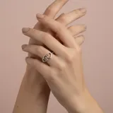 Anillo de plata 925 con diseño de dos corazones entrelazados de contorno fino.
