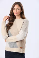 Buzo tejido de punto con diseño de bloques de color en diagonal en tonos beige, gris y rosado. Presenta cuello redondo, manga larga y terminaciones acanaladas en cuello, puños y cintura.