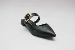 Sandalias plateadas con punta fina, tira sobre el empeine con hebilla y pequeño taco cuadrado.