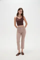 Pantalón jean de tiro alto y corte recto, color blanco, con bolsillos laterales y traseros, y terminación desmechada en los tobillos.
