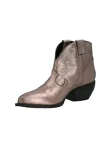 Botines de estilo western Hush Puppies, confeccionados en cuero metalizado color peltre. Presentan un diseño de caña baja con corte en V, costuras decorativas en el empeine y un taco cuadrado de altura media en color negro.