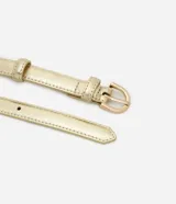 Kit de dos cinturones finos, uno color dorado y otro color blanco, con hebillas redondeadas metálicas color dorado y doble trabilla.