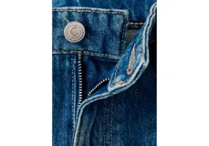Falda larga de denim azul, corte evasé y tiro alto, con costuras pespuntadas y diseño clásico de cinco bolsillos.