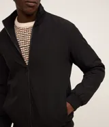 Campera bomber Marfinno para hombre, de color negro, confeccionada en poliamida con elastano y forro de poliéster. Cuenta con cuello alto, cierre frontal por cremallera y elástico en puños y cintura.