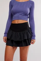 Skort corto de color negro, con cintura alta elastizada y falda con volados escalonados.