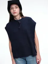 Chaleco de tejido de punto con lana y alpaca, de corte relajado y caída recta. Presenta laterales abiertos con cierre de botones y cuello redondo.